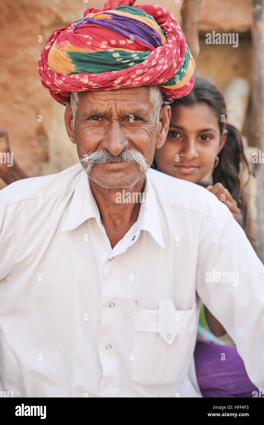 Porträts von Männern in Rajasthan - 21.04.2016 - Indien / Rajasthan - Männer von Rajasthan sind sehr oft Züchter, ex-Nomaden genannt Raikas. Sie tragen eine 9 Meter lange Turban, der ist das wichtigste Stück für ihre Tracht. Es hat Multi-Zwecke und informiert über sozialen Status des Mannes. Männer in Rajasthan haben oft einen Schnurrbart als Symbol für ihre Männlichkeit.    -Sandrine Huet / Le Pictorium Stockfoto