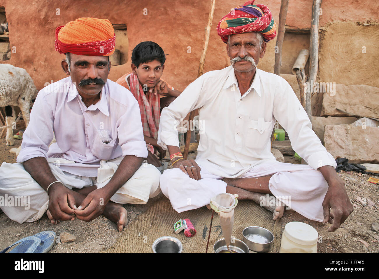Porträts von Männern in Rajasthan - 21.04.2016 - Indien / Rajasthan - Männer von Rajasthan sind sehr oft Züchter, ex-Nomaden genannt Raikas. Sie tragen eine 9 Meter lange Turban, der ist das wichtigste Stück für ihre Tracht. Es hat Multi-Zwecke und informiert über sozialen Status des Mannes. Männer in Rajasthan haben oft einen Schnurrbart als Symbol für ihre Männlichkeit.    -Sandrine Huet / Le Pictorium Stockfoto