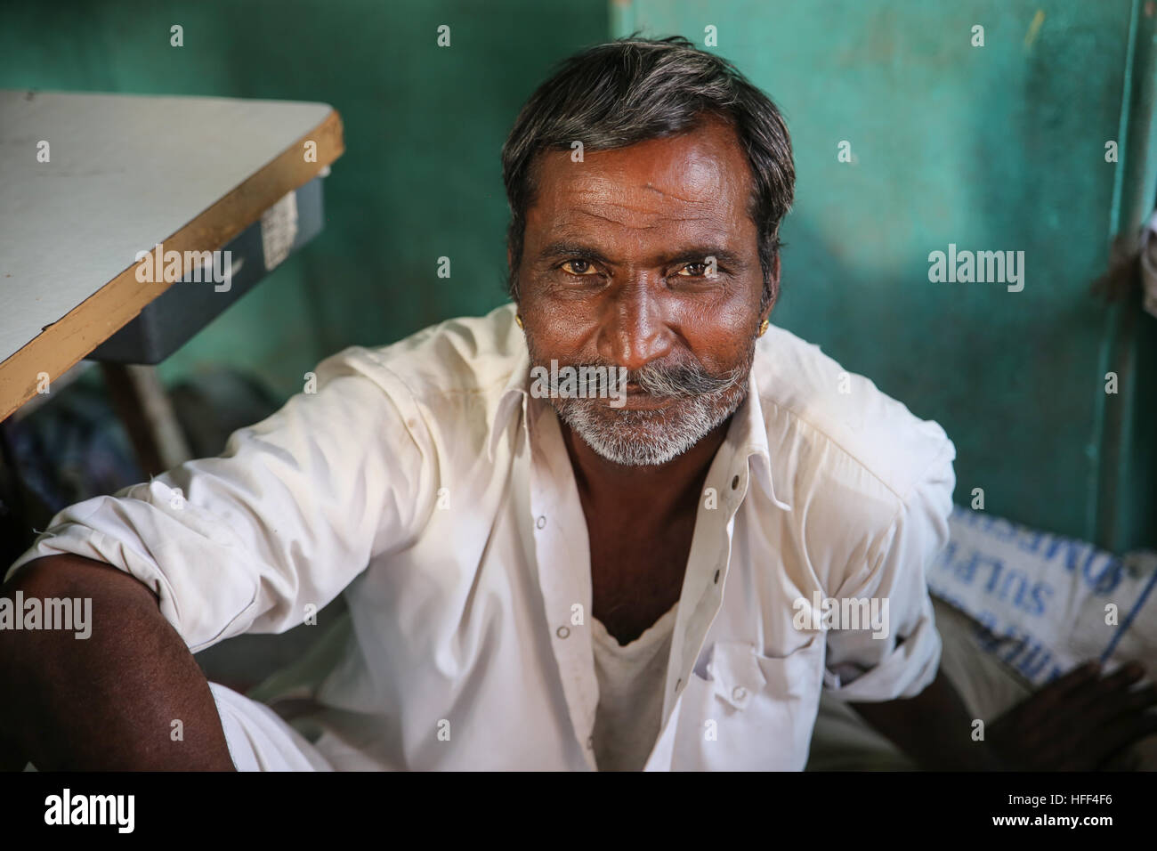 Porträts von Männern in Rajasthan - 21.04.2016 - Indien / Rajasthan - Männer von Rajasthan sind sehr oft Züchter, ex-Nomaden genannt Raikas. Sie tragen eine 9 Meter lange Turban, der ist das wichtigste Stück für ihre Tracht. Es hat Multi-Zwecke und informiert über sozialen Status des Mannes. Männer in Rajasthan haben oft einen Schnurrbart als Symbol für ihre Männlichkeit.    -Sandrine Huet / Le Pictorium Stockfoto