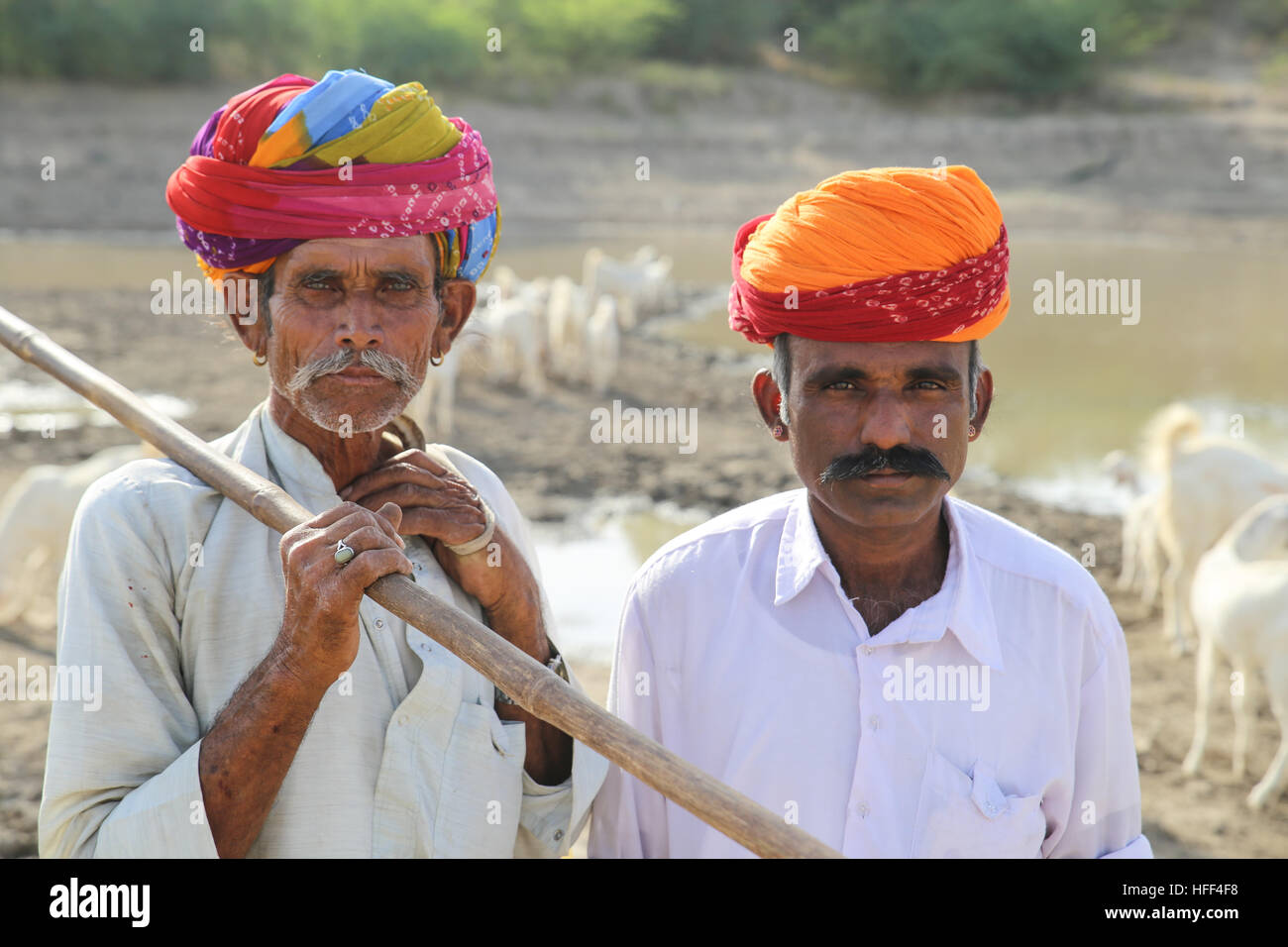 Porträts von Männern in Rajasthan - 21.04.2016 - Indien / Rajasthan - Männer von Rajasthan sind sehr oft Züchter, ex-Nomaden genannt Raikas. Sie tragen eine 9 Meter lange Turban, der ist das wichtigste Stück für ihre Tracht. Es hat Multi-Zwecke und informiert über sozialen Status des Mannes. Männer in Rajasthan haben oft einen Schnurrbart als Symbol für ihre Männlichkeit.    -Sandrine Huet / Le Pictorium Stockfoto