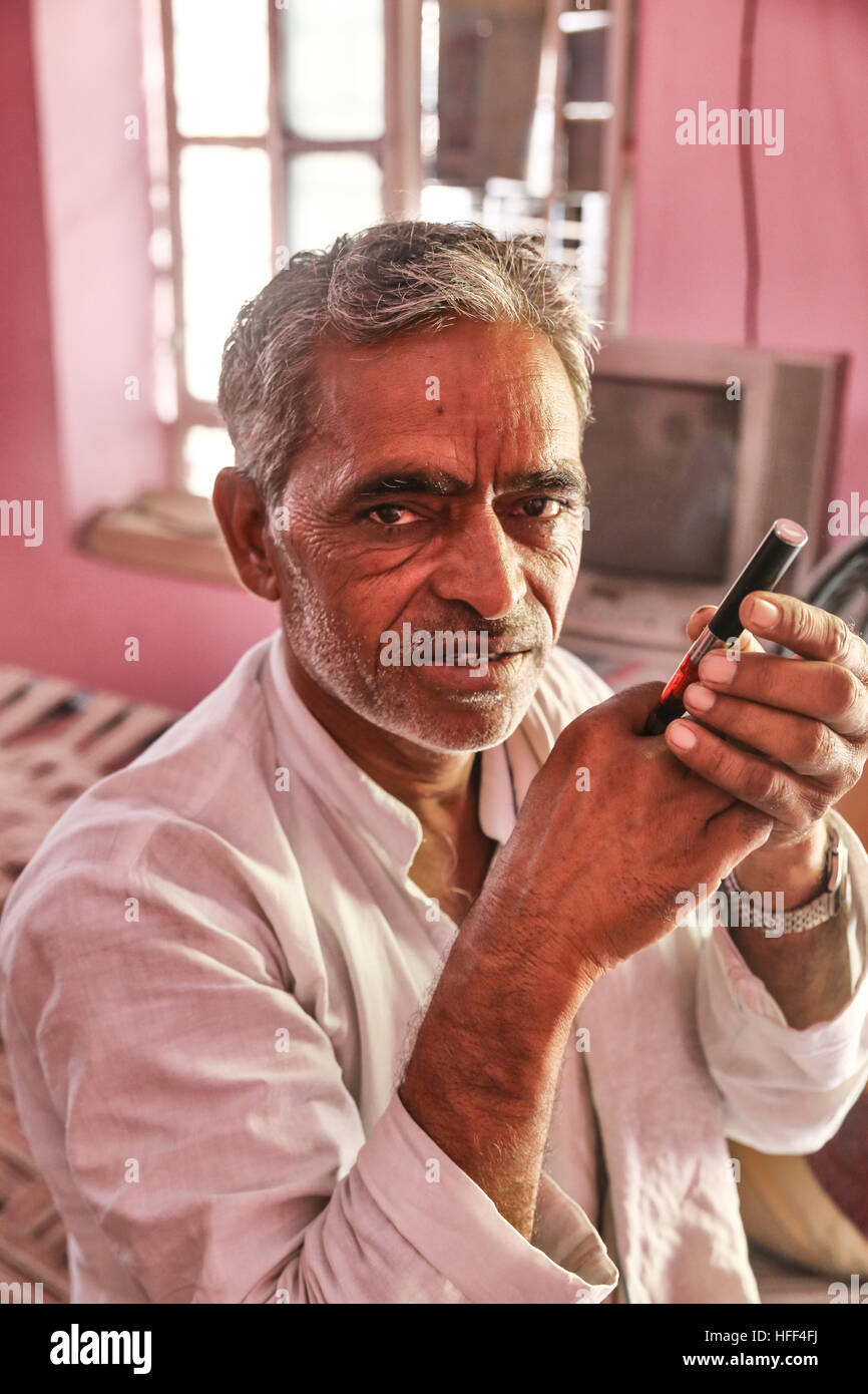 Porträts von Männern in Rajasthan - 25.04.2016 - Indien / Rajasthan - Männer von Rajasthan sind sehr oft Züchter, ex-Nomaden genannt Raikas. Sie tragen eine 9 Meter lange Turban, der ist das wichtigste Stück für ihre Tracht. Es hat Multi-Zwecke und informiert über sozialen Status des Mannes. Männer in Rajasthan haben oft einen Schnurrbart als Symbol für ihre Männlichkeit.    -Sandrine Huet / Le Pictorium Stockfoto