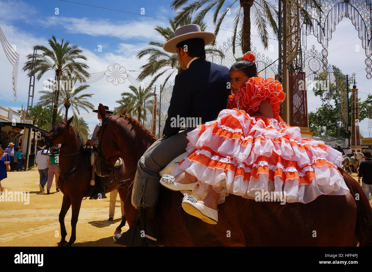 Andalusischen Frauen während der Feria in Jerez - 05.11.2013 - Spanien / Andalusien / Jerez De La Frontera - Frauen in der andalusischen Kultur, Feria in Jerez De La Frontera.Situation der Feria, Frauen in traditioneller Kleidung. Frauen haben eine wichtige Rolle bei der Vertretung der andalusischen Kultur während der Ferias. Ein besonderer Tag ist sie sogar gewidmet. Durch ihre bunten Outfits und Accessoires, das Flamencotanzen und singen können sie in einer machistischen Gesellschaft, Anmut, Charme, Freude und Stärke der andalusischen Traditionen verkörpern.    -Sandrine Huet / Le Pictorium Stockfoto