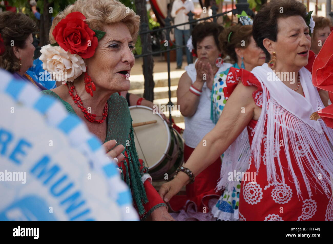 Andalusischen Frauen während der Feria in Jerez - 05.08.2013 - Spanien / Andalusien / Jerez De La Frontera - Frauen in der andalusischen Kultur, Feria in Jerez De La Fronteria. Ein paar Frauen tanzen Sevillanas, folkloristische Tänze.  Frauen haben eine wichtige Rolle bei der Vertretung der andalusischen Kultur während der Ferias. Ein besonderer Tag ist sie sogar gewidmet. Durch ihre bunten Outfits und Accessoires, das Flamencotanzen und singen können sie in einer machistischen Gesellschaft, Anmut, Charme, Freude und Stärke der andalusischen Traditionen verkörpern.    -Sandrine Huet / Le Pictorium Stockfoto
