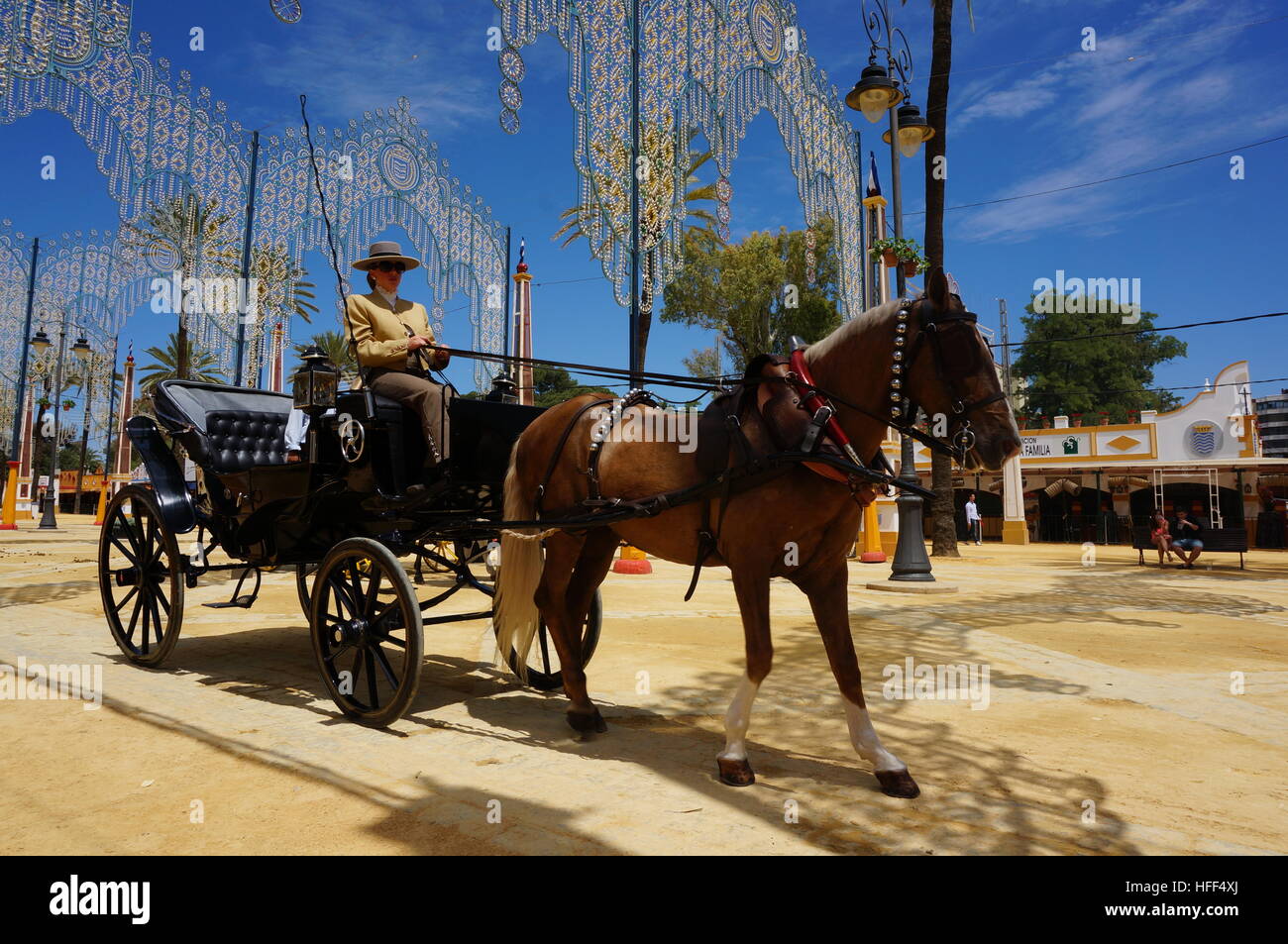 Andalusischen Reitkunst während der Feria in Jerez De La Frontera.Art der Pferdekutsche und traditionellen Karren. -07/05/2013 - Spanien / Andalusien / Jerez De La Frontera - die andalusischen Reitkunst ist berühmt in der ganzen Welt dank der königlichen andalusischen Schule der Reitkunst ist ein Ausbildungszentrum für die besten andalusischen Reiter und ein Wintergarten von Reitsport Erbe und Traditionen der Region. Die Kunst der Dressur und Hotse Wagen werden jedes Jahr während der ersten Woche im Mai für die Feria - Sandrine Huet dargestellt / Le Pictorium Stockfoto