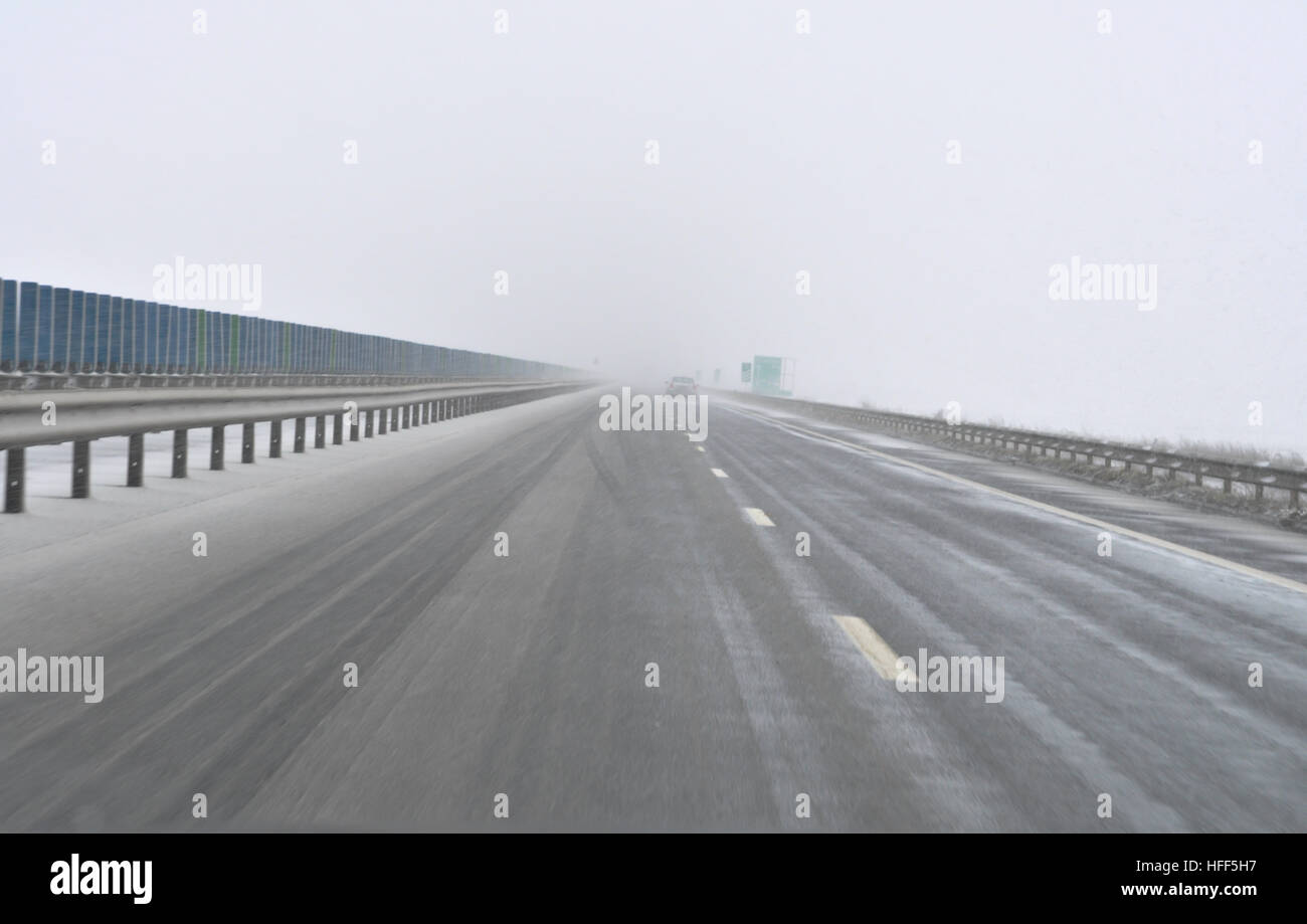 Schlechten Wetterbedingungen auf der Autobahn Stockfoto