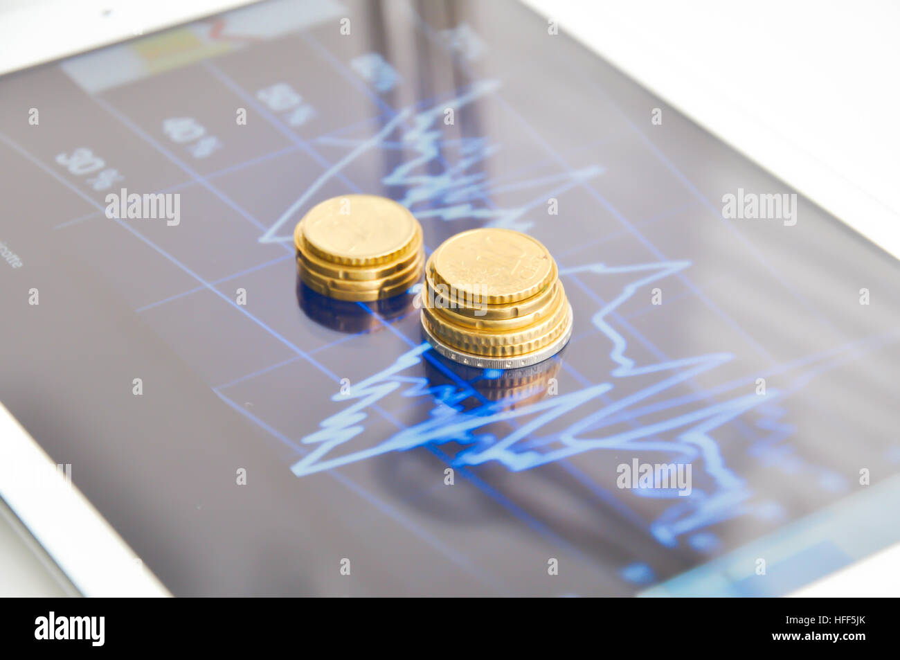 Digital-Tablette mit Finanzberichten auf weißem Hintergrund Stockfoto