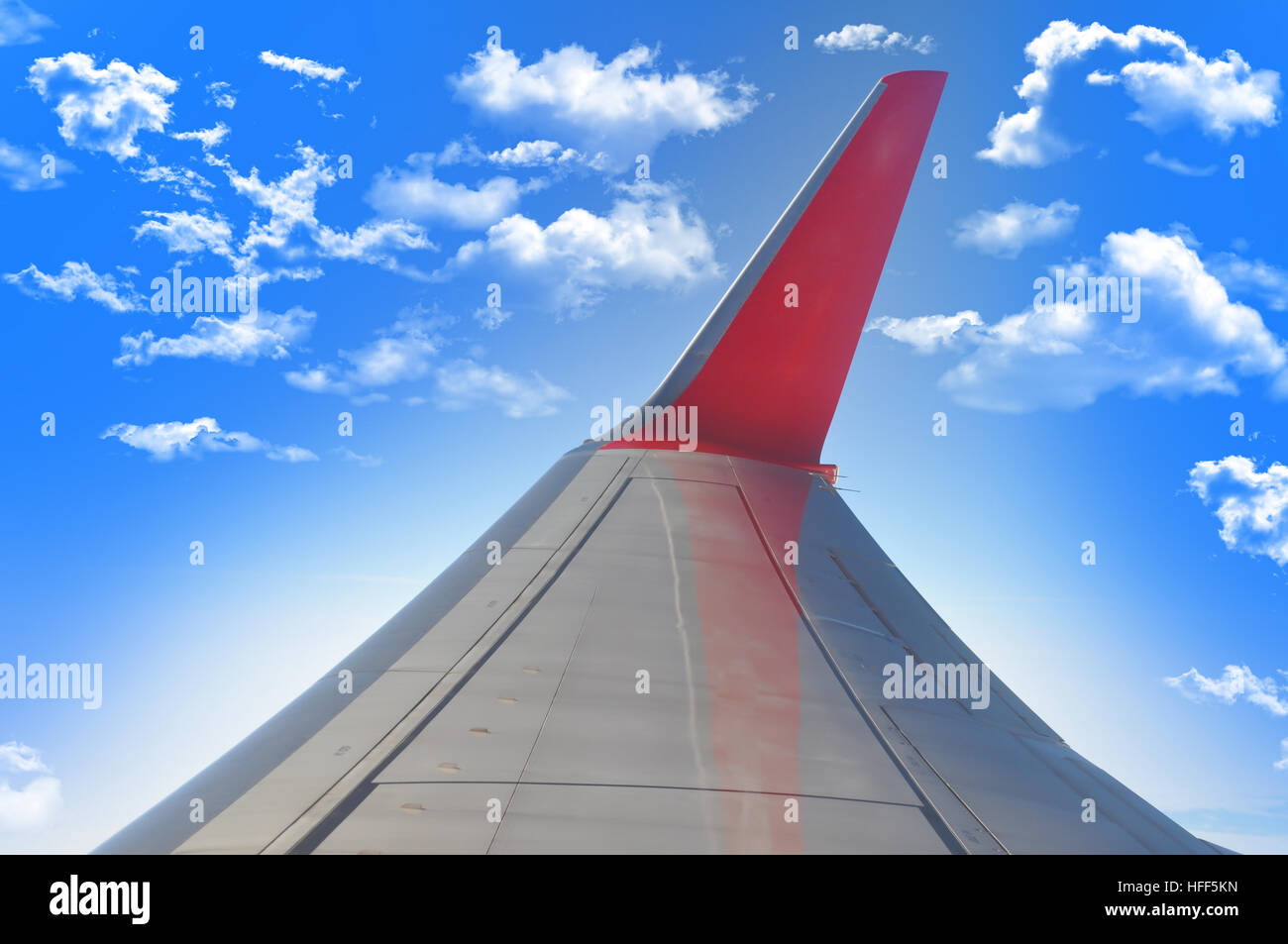 Flugzeugflügel über den blauen Himmel Stockfoto