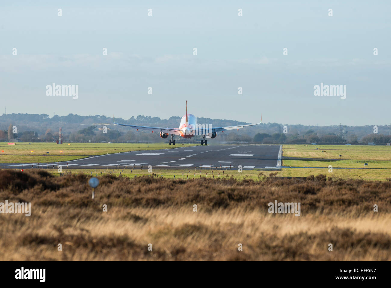 EasyJet A320 Flug landet am Bournemouth International Airport, Hurn, Dorset UK Dezember 2016 Stockfoto