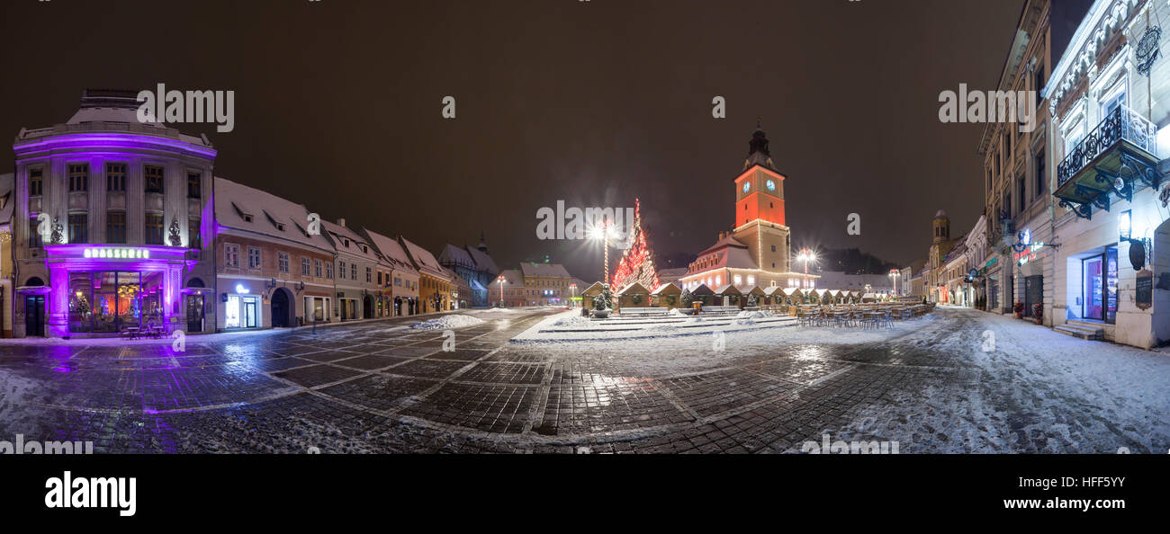 BRASOV, Rumänien - 15. Dezember 2016: Brasov Council House Panoramablick Nachtansicht mit Weihnachtsbaum geschmückt und traditionellen Wintermarkt im alten t Stockfoto