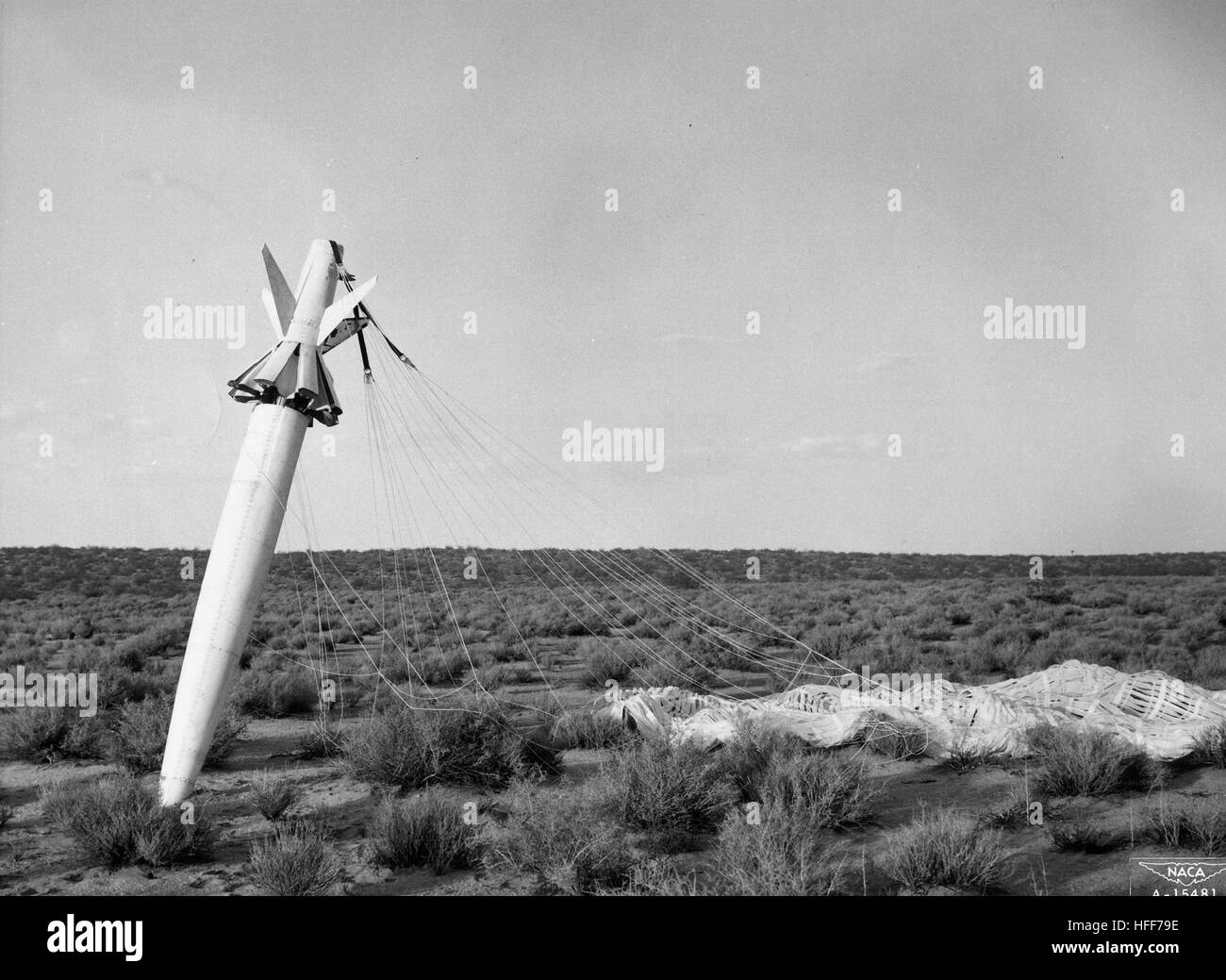 Ein frei fallender Körper demonstriert einen Nasentauchgang unter Wüstenbedingungen, ein wichtiger Test zur Untersuchung der Aerodynamik und Flugstabilität bei schnellen Abfahrten. Diese Tests liefern wertvolle Daten für die Konstruktion von Flugzeugen und Raumfahrzeugen. Stockfoto