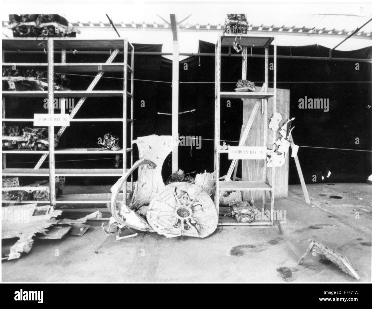 Die Trümmer der Space Shuttle Challenger-Katastrophe, insbesondere die Luftschleuse, werden als Teil der Untersuchung des tragischen Unfalls gezeigt. Die Mission STS-51-L, die zum Verlust von sieben Astronauten führte, führte zu kritischen Änderungen der Sicherheitsprotokolle und des Shuttledesigns der NASA. Stockfoto