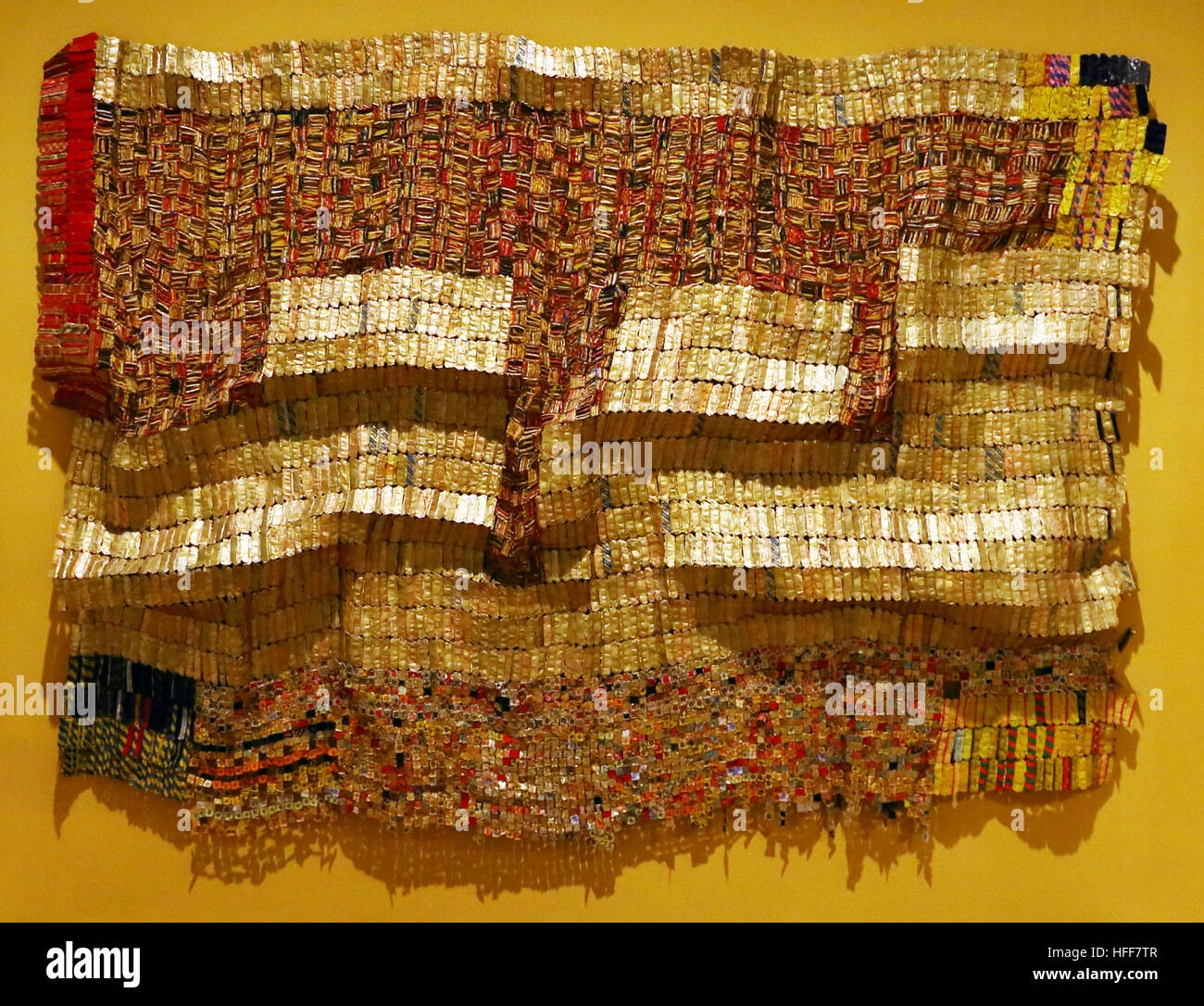 El Anatsui (B. 1944 Ghanaer) zwischen Erde und Himmel, 2006, Aluminium, Kupfer-Draht. Das Metropolitan Museum of Art, New York. (Aus dem wesentliches Technik Stockfoto