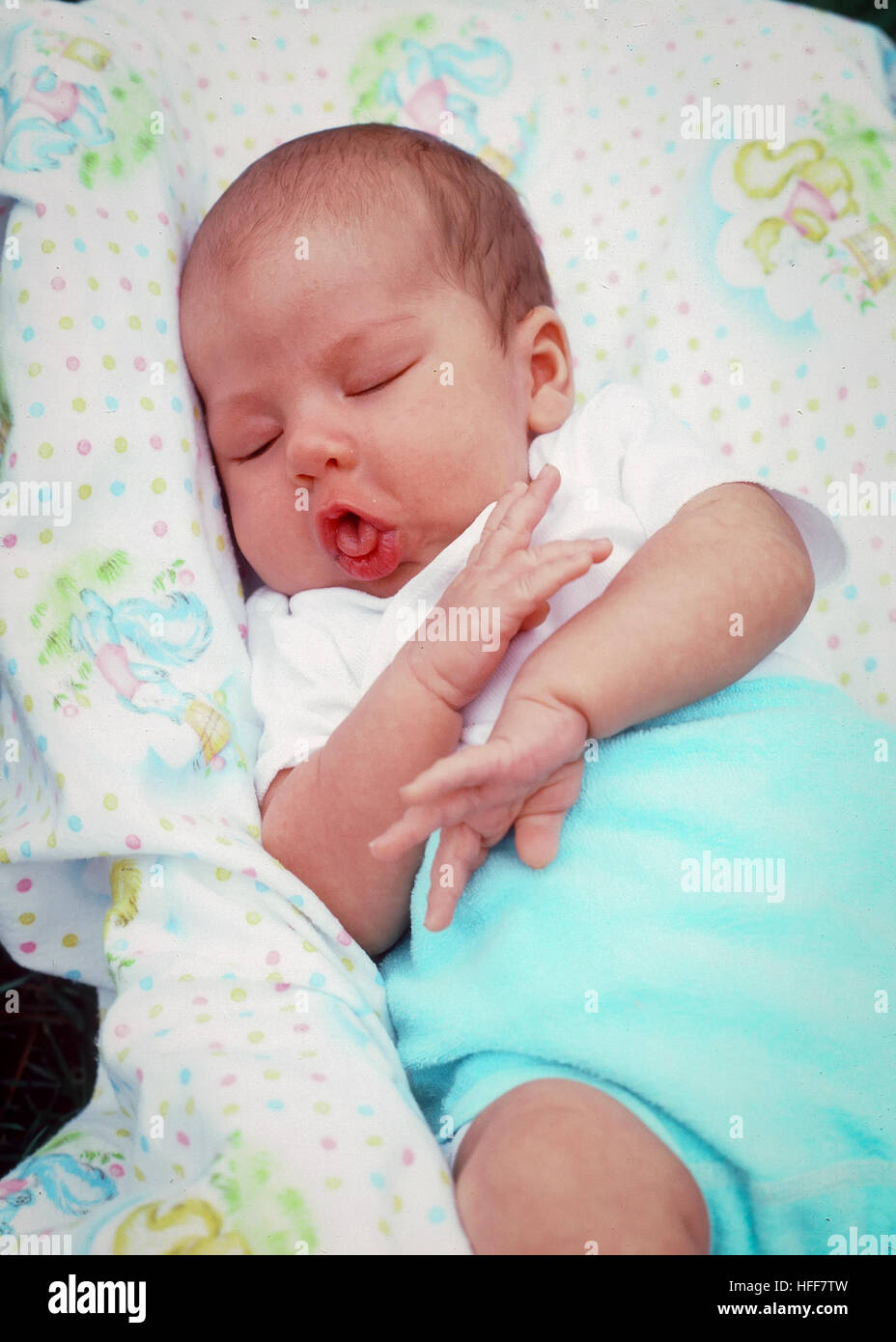 Säugling Baby junge Gesichter und Gesten wie er schläft. Stockfoto