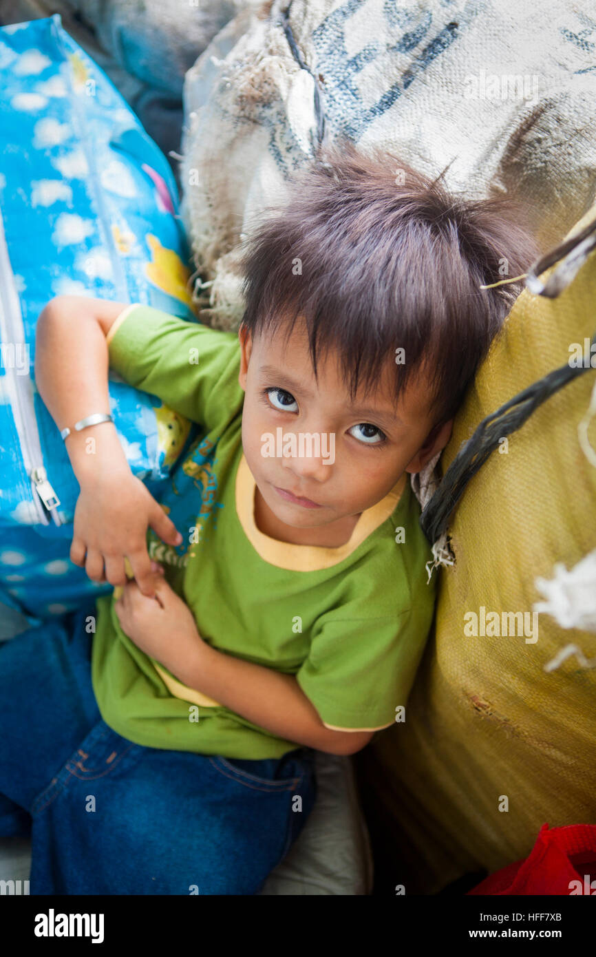 Drei Jahre alten philippinischen jungen mit niedlichen Gesicht und fesselnden Augen in Cebu, Cebu Island, Philippinen. Stockfoto