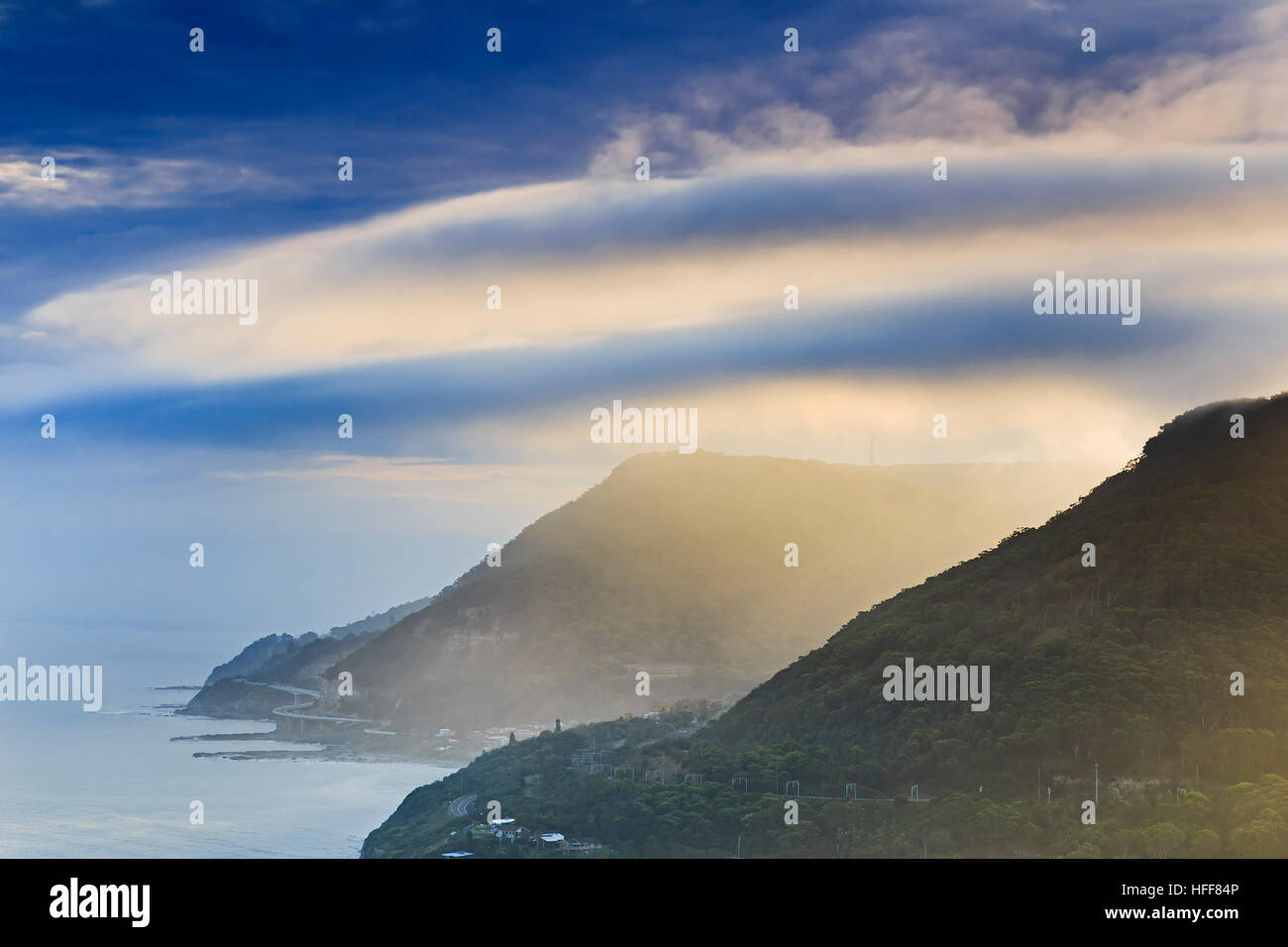 Sonnenlicht auf küstennahen Hügel und Felsen rund um Sea Cliff Bridge von Grand Pacific Drive landschaftlich schöne Strecke in Australien New South Wales. Stockfoto