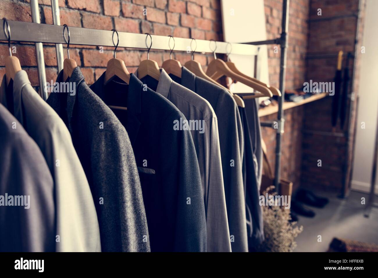 Kleiderbügel Rack Kostüm Outfit Schrank Konzept Stockfoto