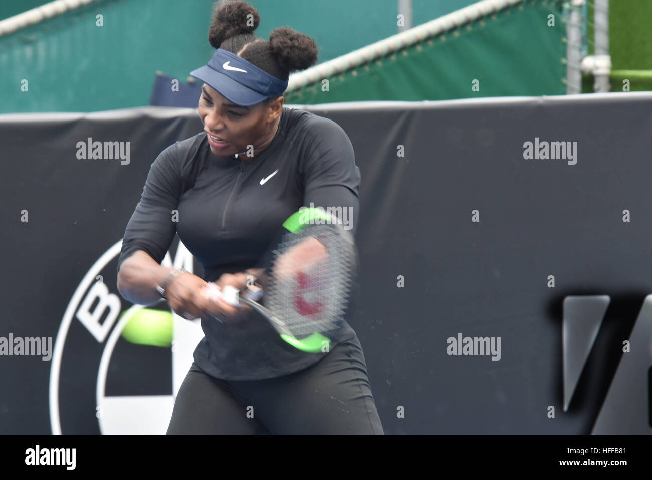 Auckland, Neuseeland. 30. Dezember 2016. Tennis-star super Serena Williams während einer Trainingseinheit im ASB Tennis Centre, Auckland, Neuseeland. Sie soll bei der ASB Classic spielen Tennisturnier am Montag 2 Jan. beginnt © Shirley Kwok/Pacific Press/Alamy Live News Stockfoto