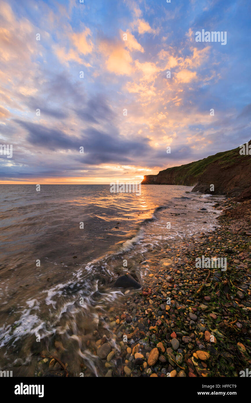 Saltburn Strand und Huntcliff bei Sonnenaufgang. Saltburn-by-the-Sea, North Yorkshire, Großbritannien Stockfoto