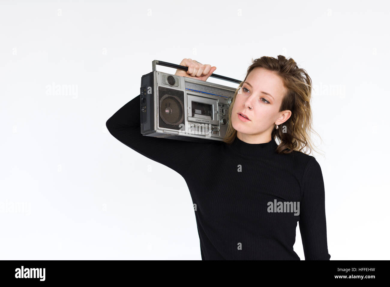 Frau lächelnd Glück Radio Musik Porträt Konzept Stockfoto