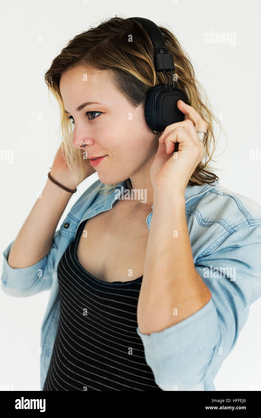 Frau lächelnd Glück Kopfhörer Musik Porträt Konzept Stockfoto