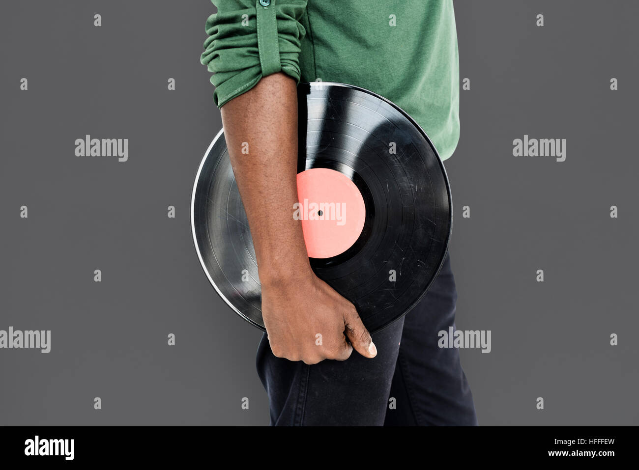 Mann hält Vinyl Retro-Konzept Stockfoto