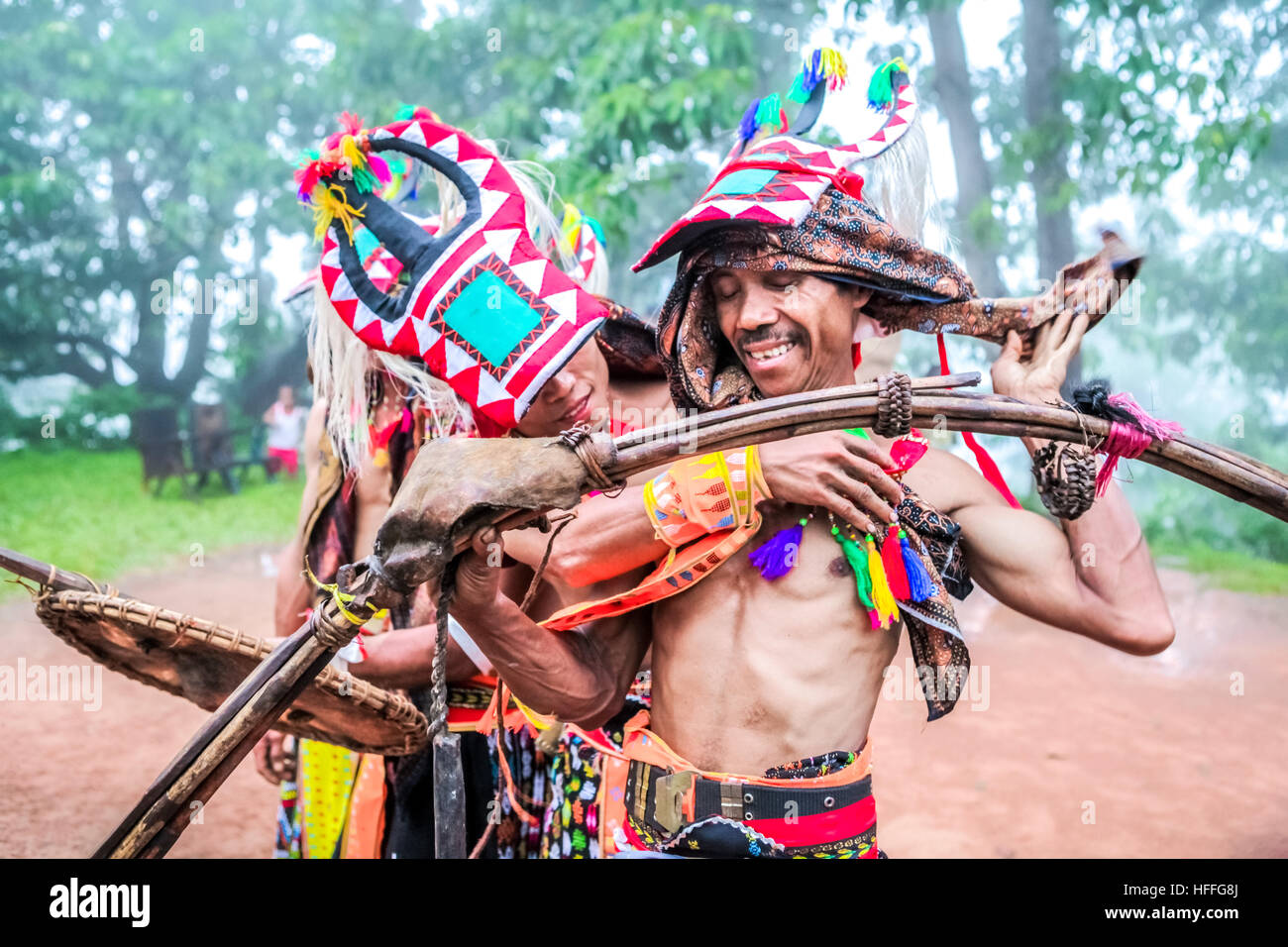 Traditionelle Tänzer helfen gegenseitig, bevor es einen Kriegstanz Performance mit dem Titel Caci in Manggarai, Insel Flores, Indonesien. Stockfoto
