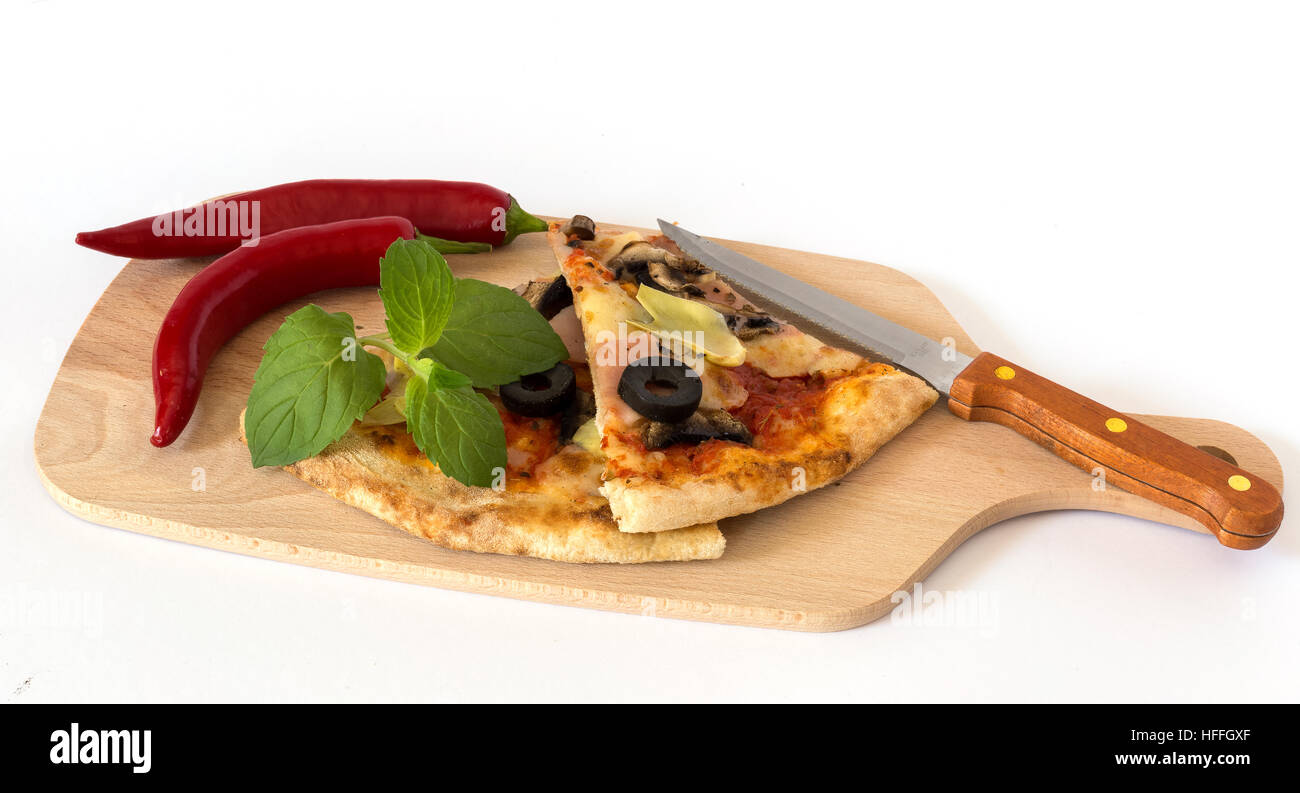 Pizzastücke mit Messer Stockfoto