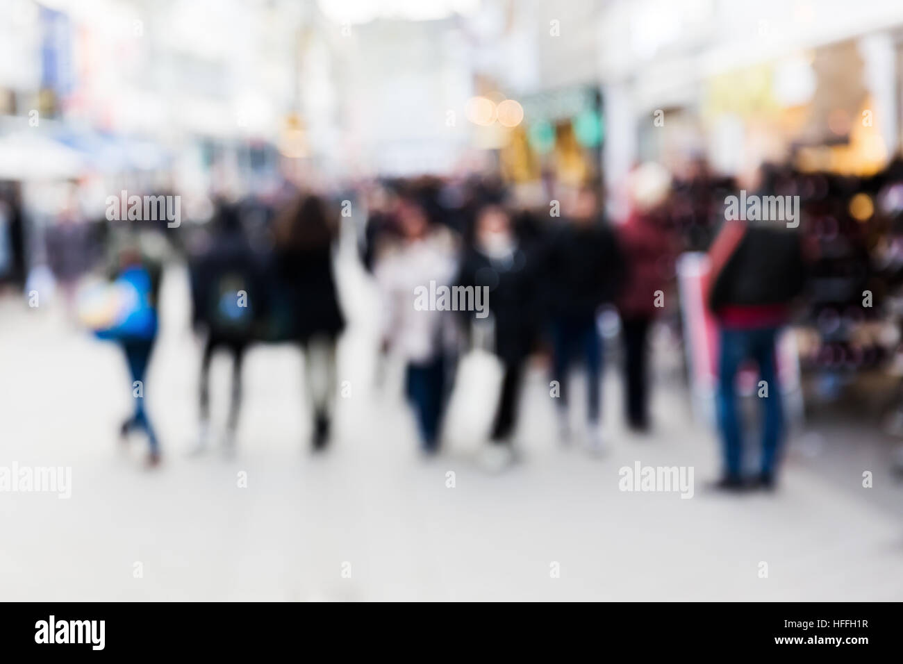 Bild von Menschen zu Fuß auf einer Einkaufsstraße unscharf Stockfoto