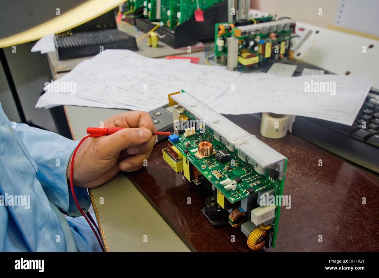 Elektronik-Ingenieur misst der elektronischen Schaltungen auf einer Leiterplatte Stockfoto
