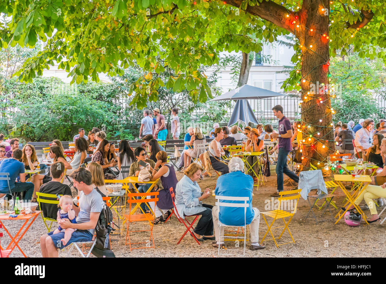 Luft-Café zu öffnen, während Sommer Innenhof des Institut Catholique de Paris Stockfoto
