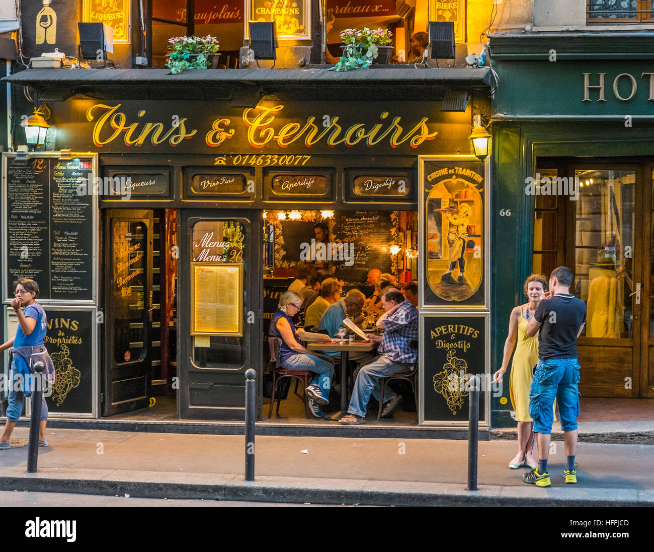 Straßenszene vor Restaurant, Bistro, Vins & terroirs Stockfoto