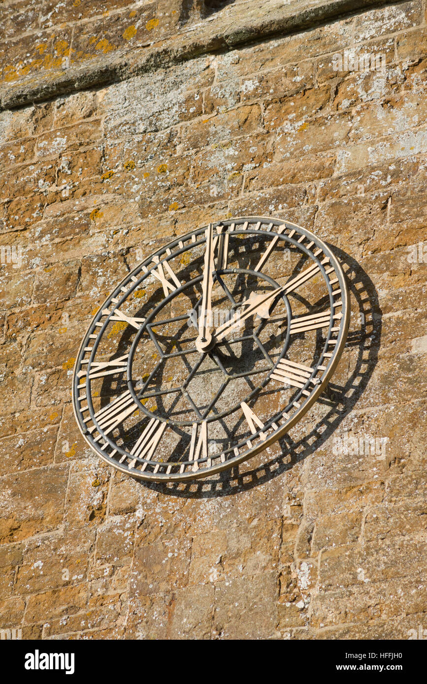 Detail der Uhr auf dem Turm der All Saints Church, Middleton Cheney, Northamptonshire, England, Vereinigtes Königreich Stockfoto