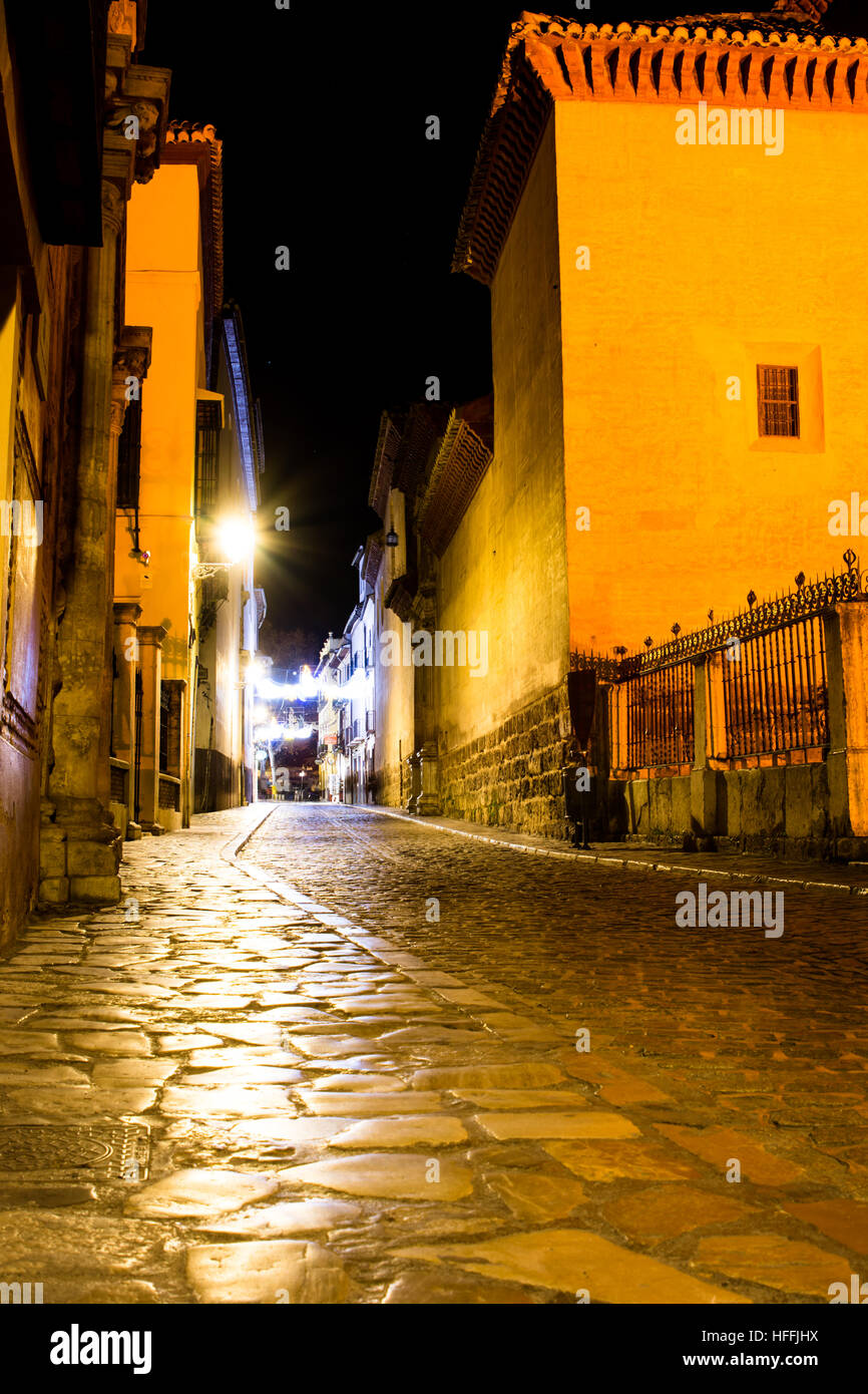 Lange Exposition Bild eines Steins Straße in der Nacht Stockfoto