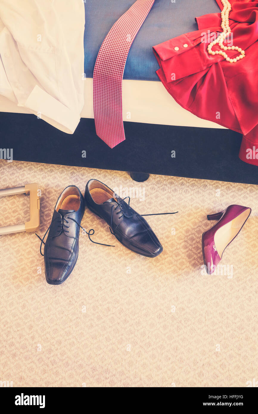 Retro getönten Schuhe und Kleider in Unordnung in einem Hotelzimmer, Textfreiraum. Stockfoto