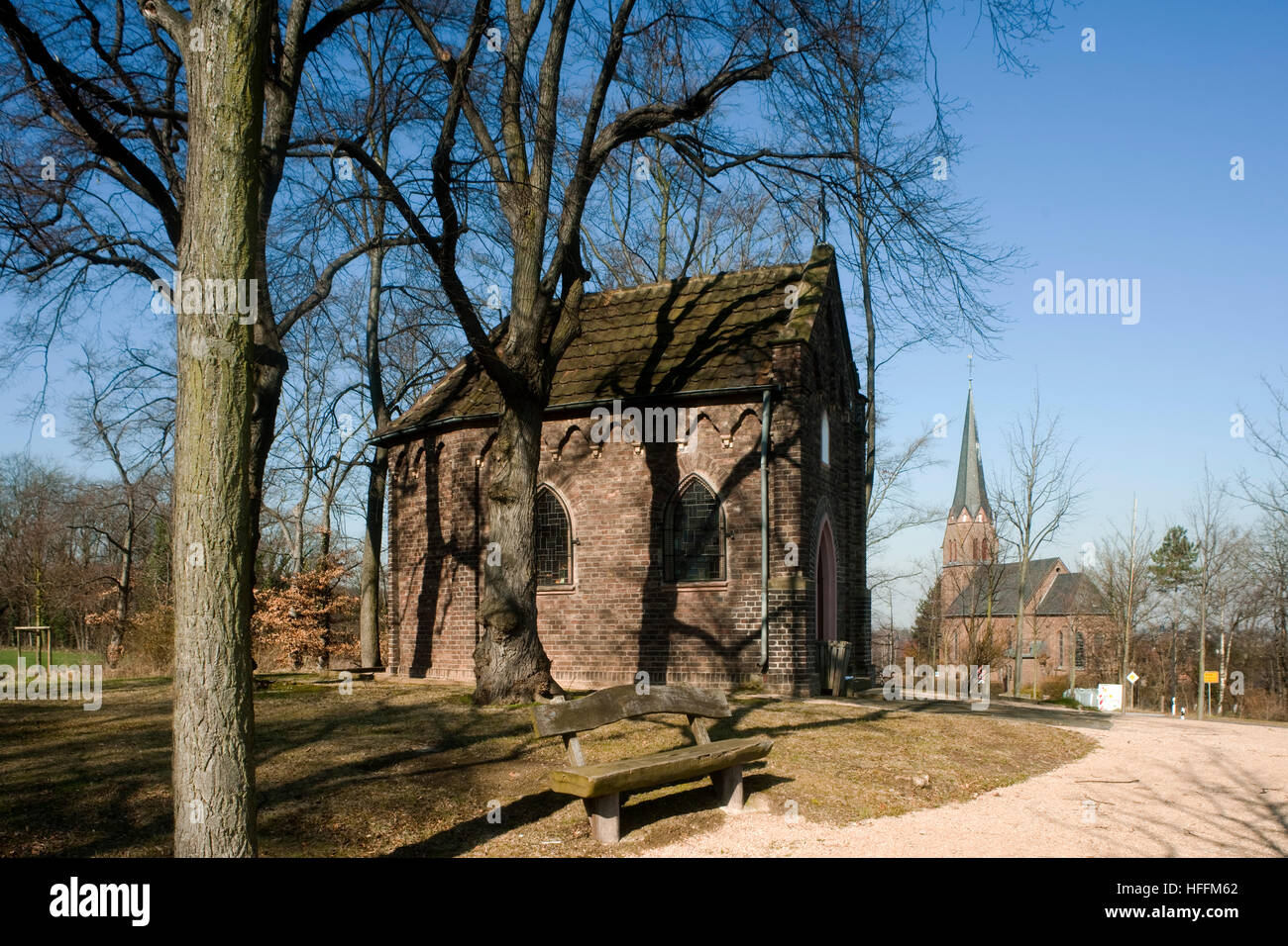 Deutschland, Nordrhein-Westfalen, Euskirchen, Ortsgemeinde Billig, Marienkapelle, Neugotischer Saalbau aus Backstein (1885), Dahinter Die Katholische Pfa Stockfoto