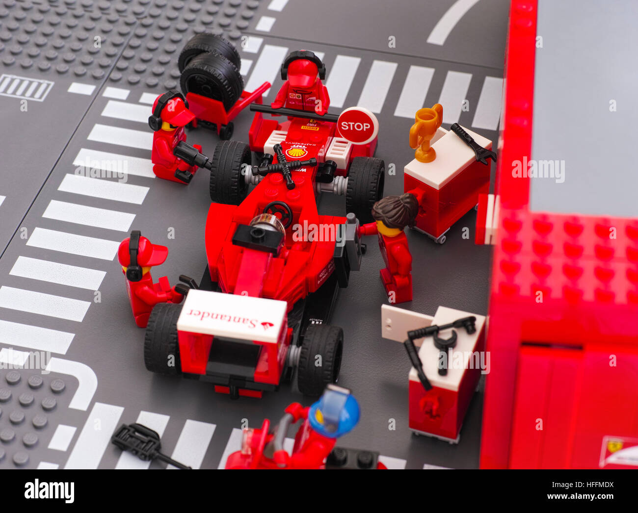 Tambow, Russische Föderation - 23. Juni 2015 Lego Team Besatzungsmitglieder Befestigung Rad Ferrari F14 T-Rennwagens von Lego Geschwindigkeit Champions. Studio gedreht. Stockfoto