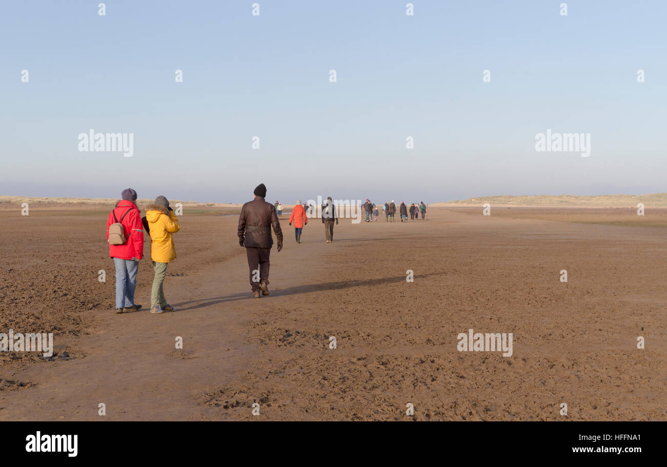 Besucher und Touristen am Holkham Beach entlang der nördlichen Küste von Norfolk, Holkham, Norfolk, England, Vereinigtes Königreich Stockfoto