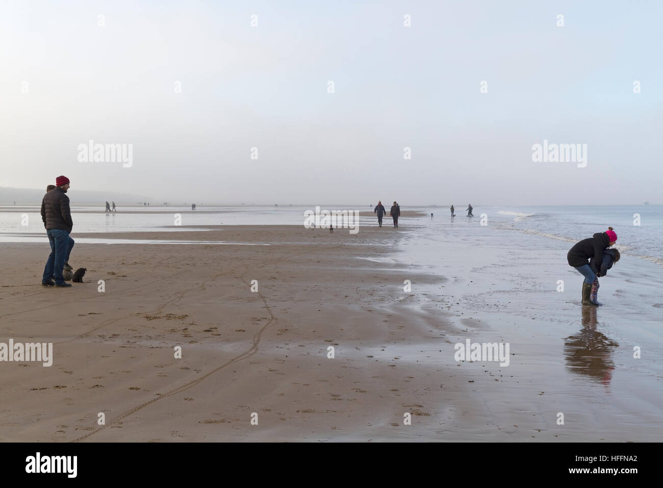 Besucher und Touristen am Holkham Beach entlang der nördlichen Küste von Norfolk, Holkam, Norfolk, England, Vereinigtes Königreich Stockfoto