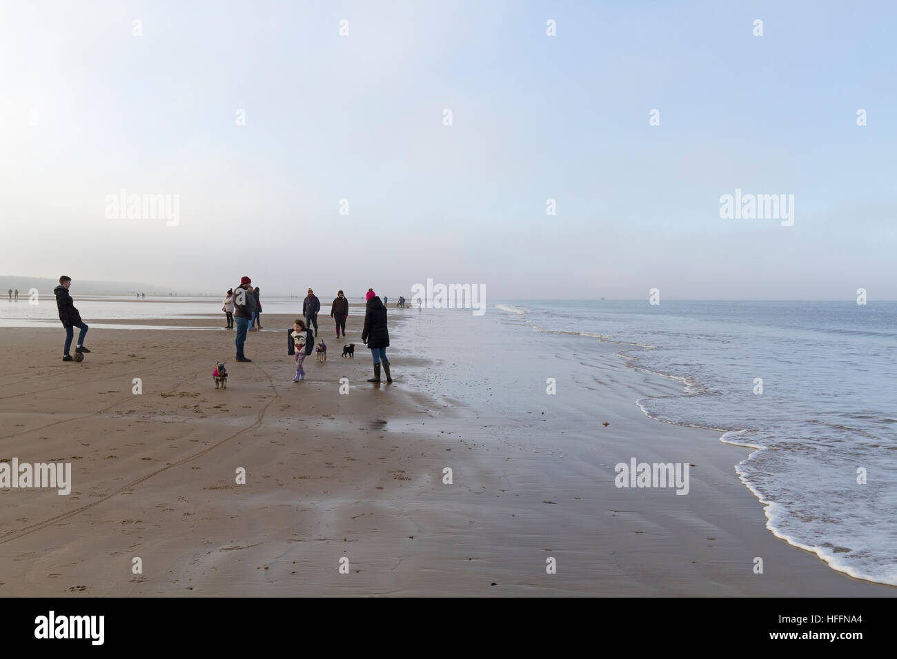 Besucher und Touristen am Holkham Strand entlang der North Norfolk Küste, Holkham, Norfolk, England, Großbritannien Stockfoto