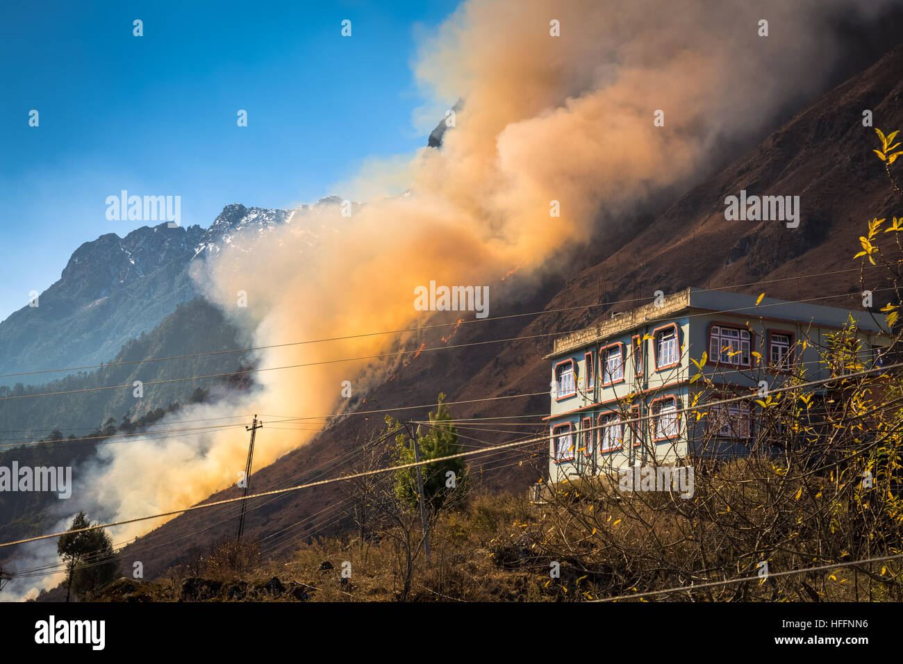 Waldbrand auf einem Hügel in den kleinen Hügel Dorf Stadt Lachung, Sikkim Indien brennen. Stockfoto