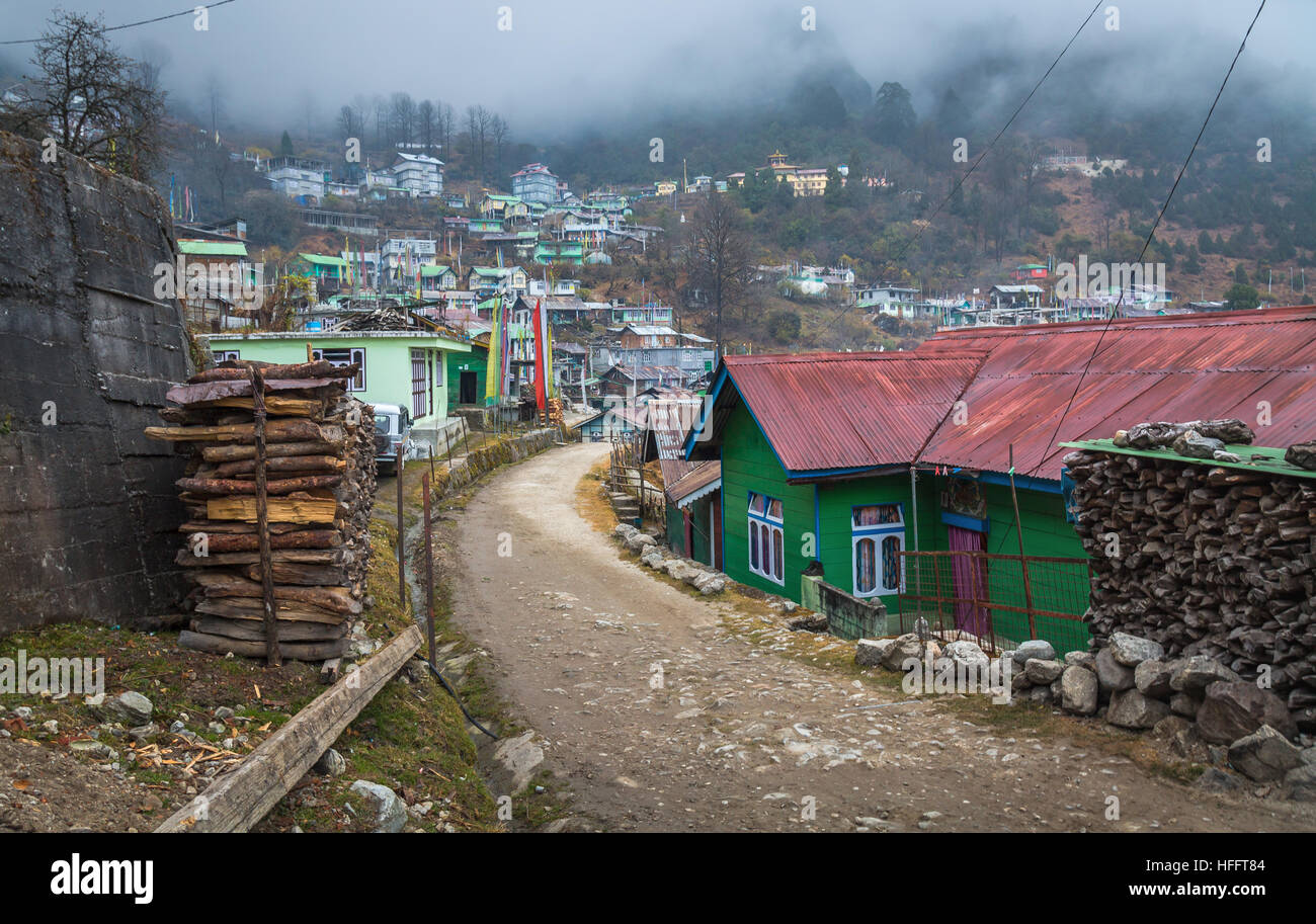 Himalaya Dorf Stadt von Lachen, Sikkim an einem nebligen Wintermorgen. Stockfoto