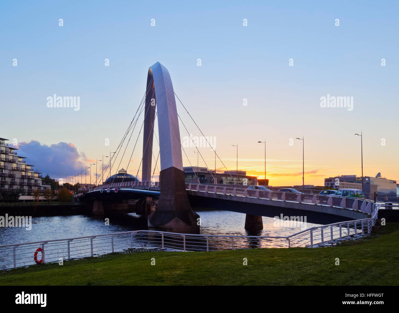 Großbritannien, Schottland, Lowlands, Glasgow, Clyde Arc bei Sonnenuntergang. Stockfoto