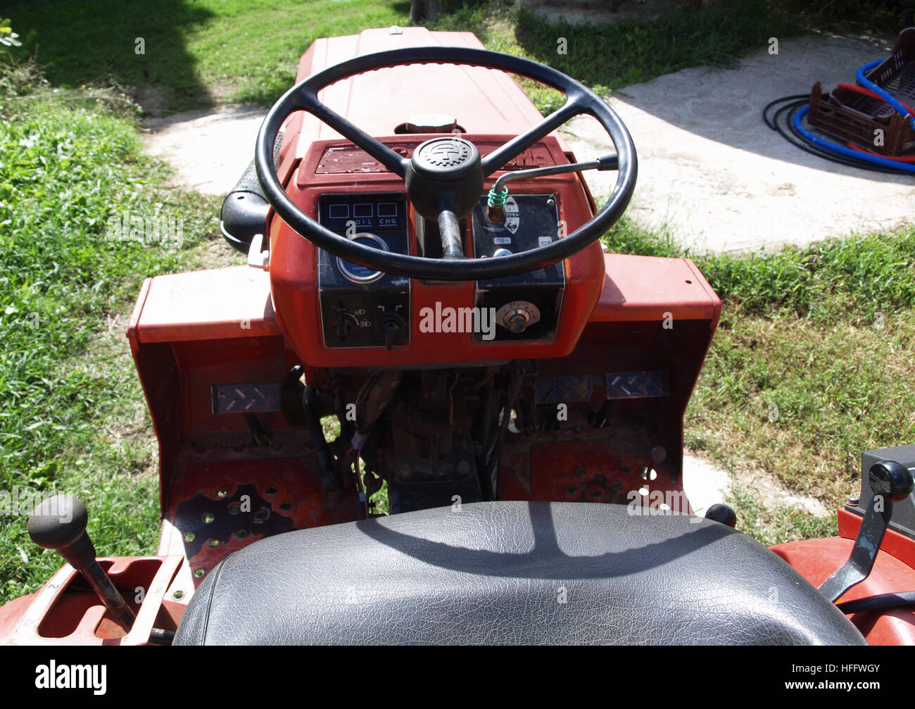 Mini-Bauernhof Traktor Kubota B1502-m verwendet wird, auf dem Land in der Nähe von Karousades Korfu Griechenland Stockfoto