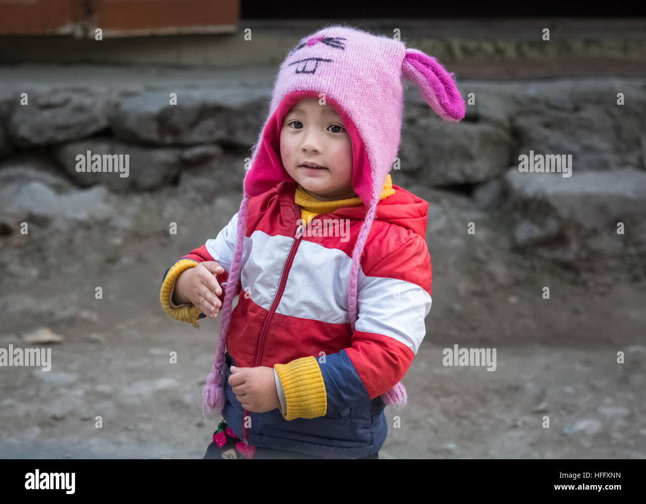 Süße expressives indische Kind im Winter tragen Sie am Lachung, Sikkim, Indien. Stockfoto