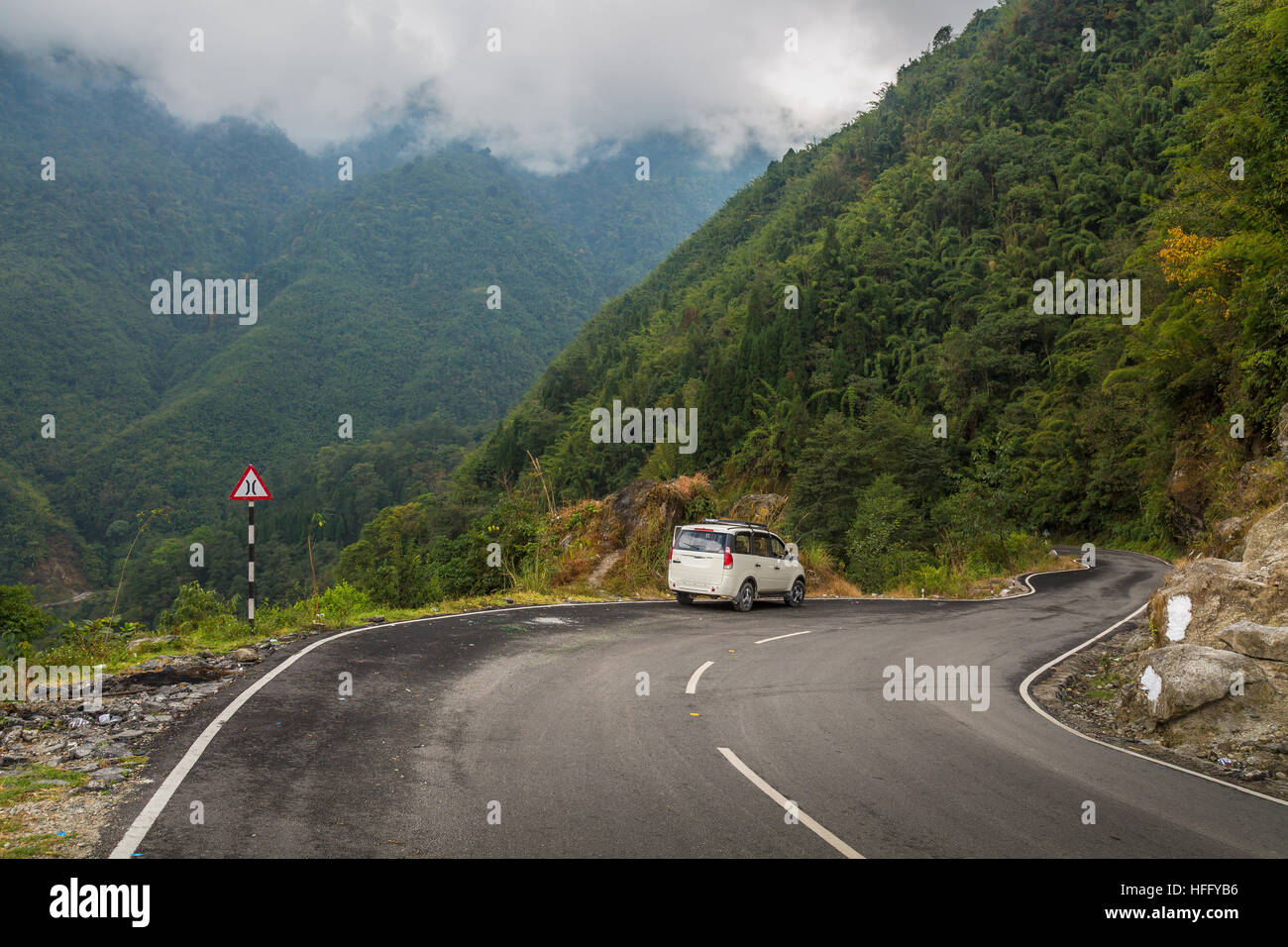 Neblig Himalaya Bergstraße von Gangtok, Chungthang, Nord-Sikkim, Indien. Stockfoto