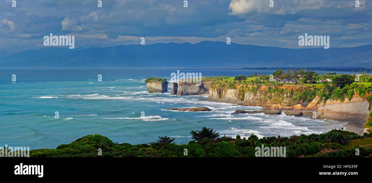 Bizarre Kalksteinfelsen der Wasserfall Strand am Kap Fallwind, Westport, Westküste, Southland, Neuseeland Stockfoto
