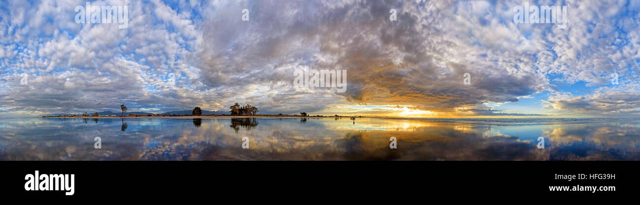 360° Panorama der Fuhrleute Strand bei Sonnenuntergang, Wasser, Reflexion, Westport, West Coast, Southland, Neuseeland Stockfoto