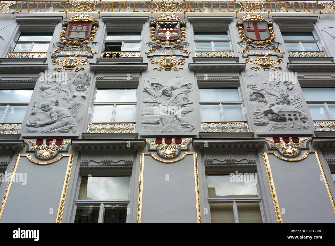 Fassade mit Stuckreliefs, Heimat der Kaffeerösterei Julius Meinl, Wien, Österreich Stockfoto