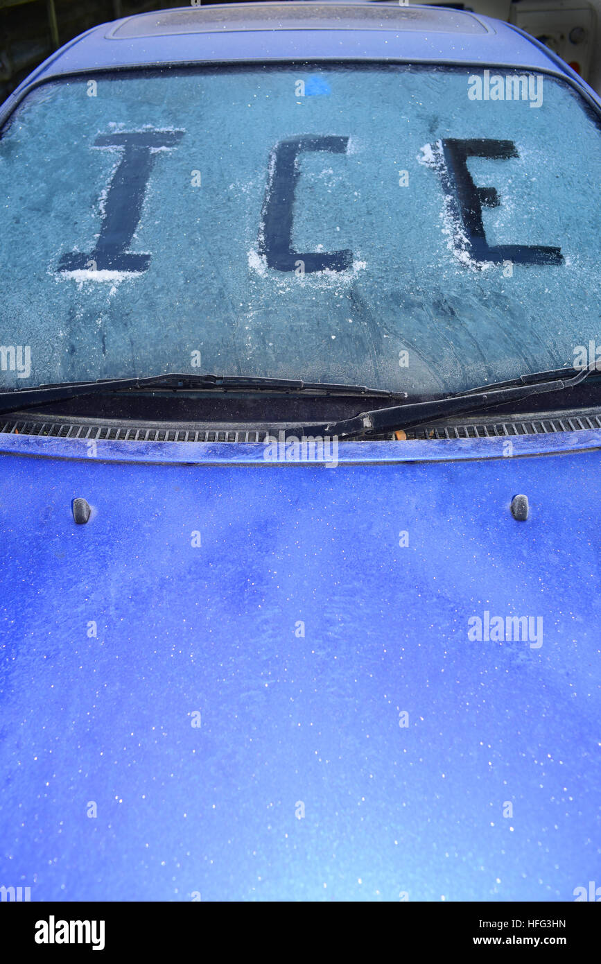 am Straßenrand Auto abgedeckt in dicke Winterkleidung Eis uk Stockfoto