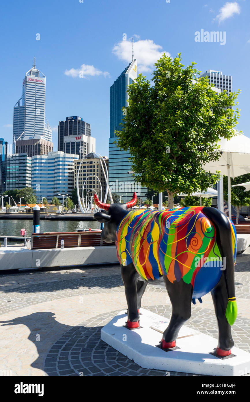 Ein Leben Größe Kuh Skulptur CowParade Perth 2016, eine Ausstellung von Kunst im öffentlichen Raum 40 Fiberglas-Kühe, die von lokalen Künstlern gemalt. Stockfoto